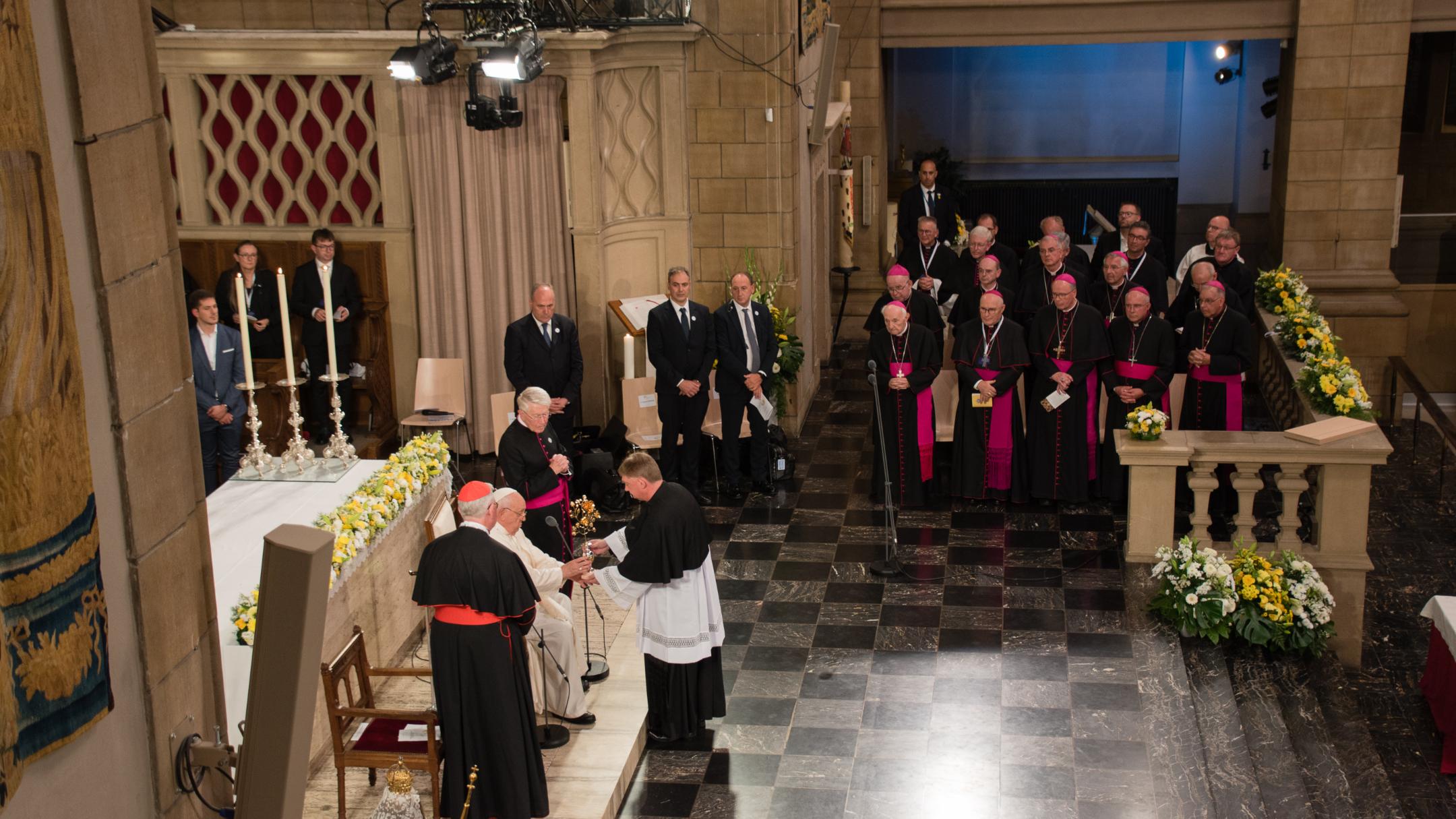 Die Trierer Bischöfe waren zur Begegnung mit Papst Franziskus in der Luxemburger Kathedrale eingeladen.