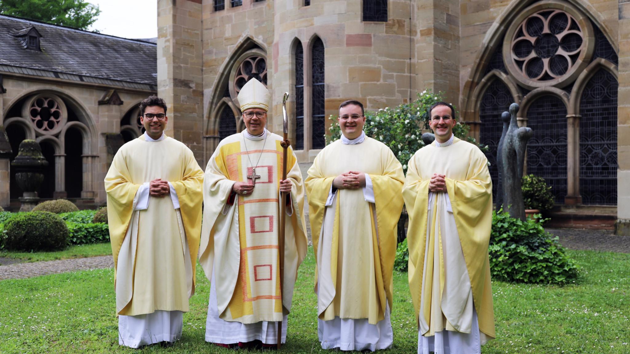 Die drei Neupriester zusammen mit Bischof Ackermann: Christian Jager, Bischof Dr. Stephan Ackermann,  Adrian Sasmaz, Jens Bauer (vlnr.)