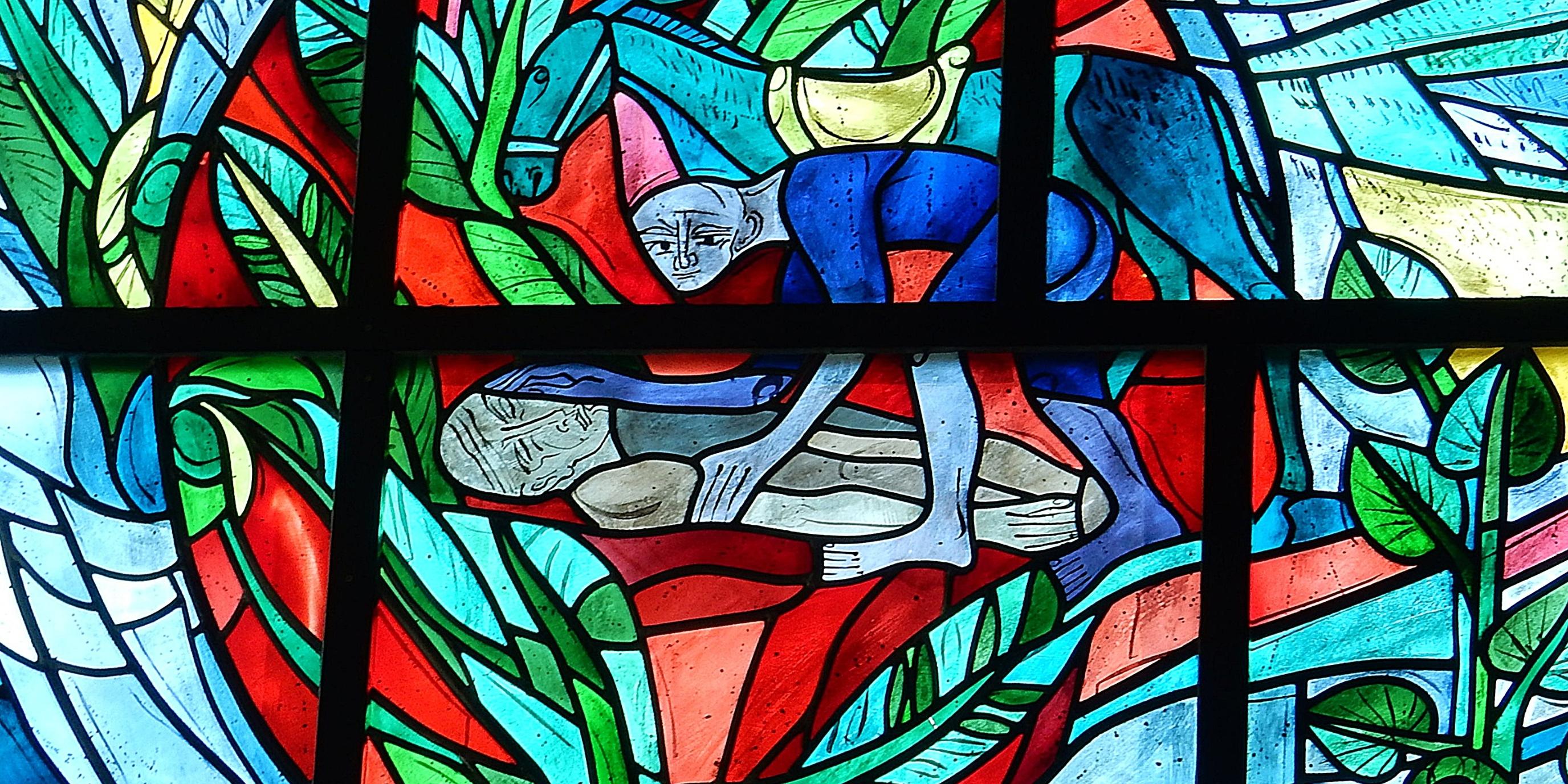 Glasfenster in der Pfarrkirche St. Josef, Neunburg vorm Wald; Zur biblischen Stelle vom barmherzigen Samariter (Lukas 10,25-37).