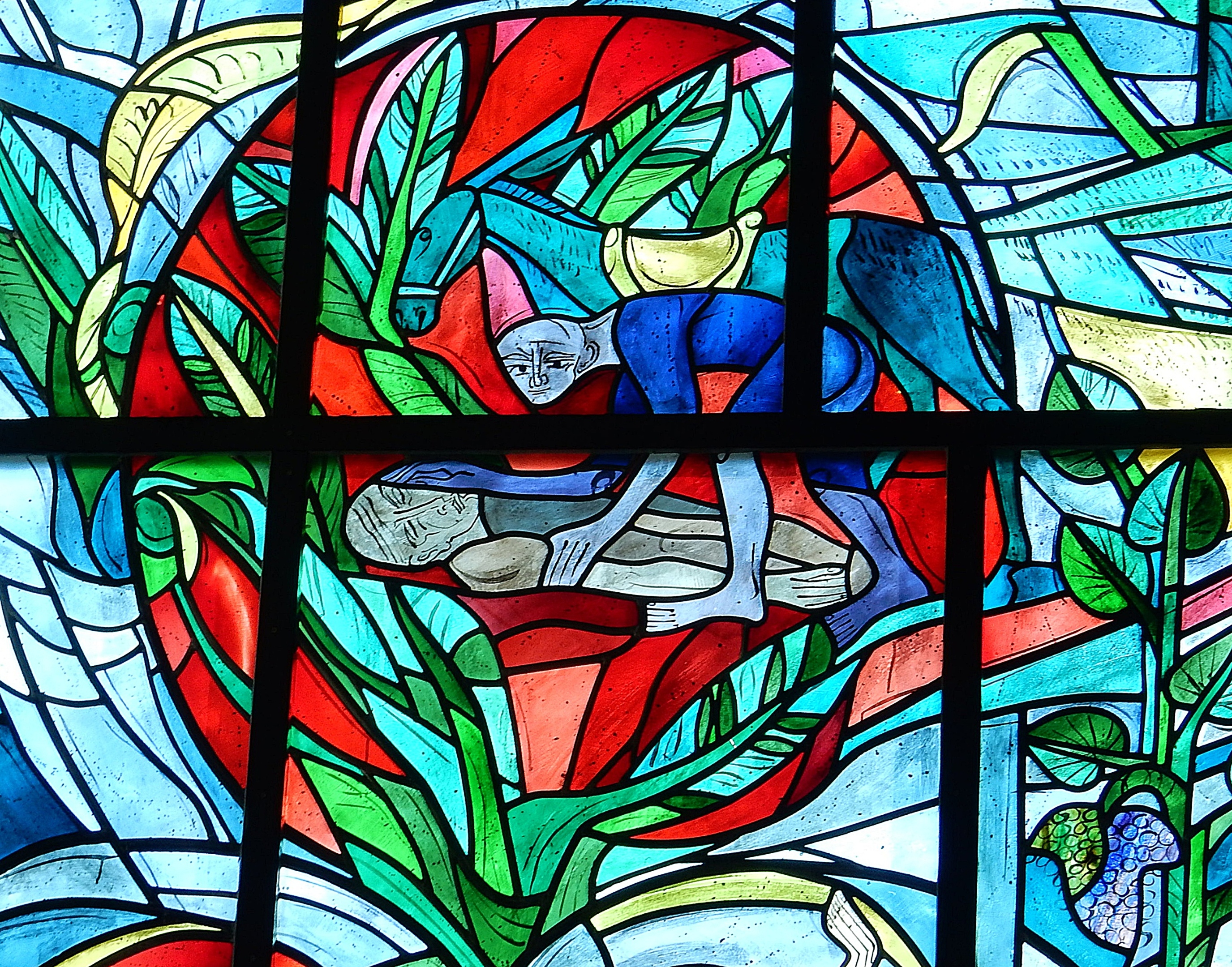 Glasfenster in der Pfarrkirche St. Josef, Neunburg vorm Wald; Zur biblischen Stelle vom barmherzigen Samariter (Lukas 10,25-37).