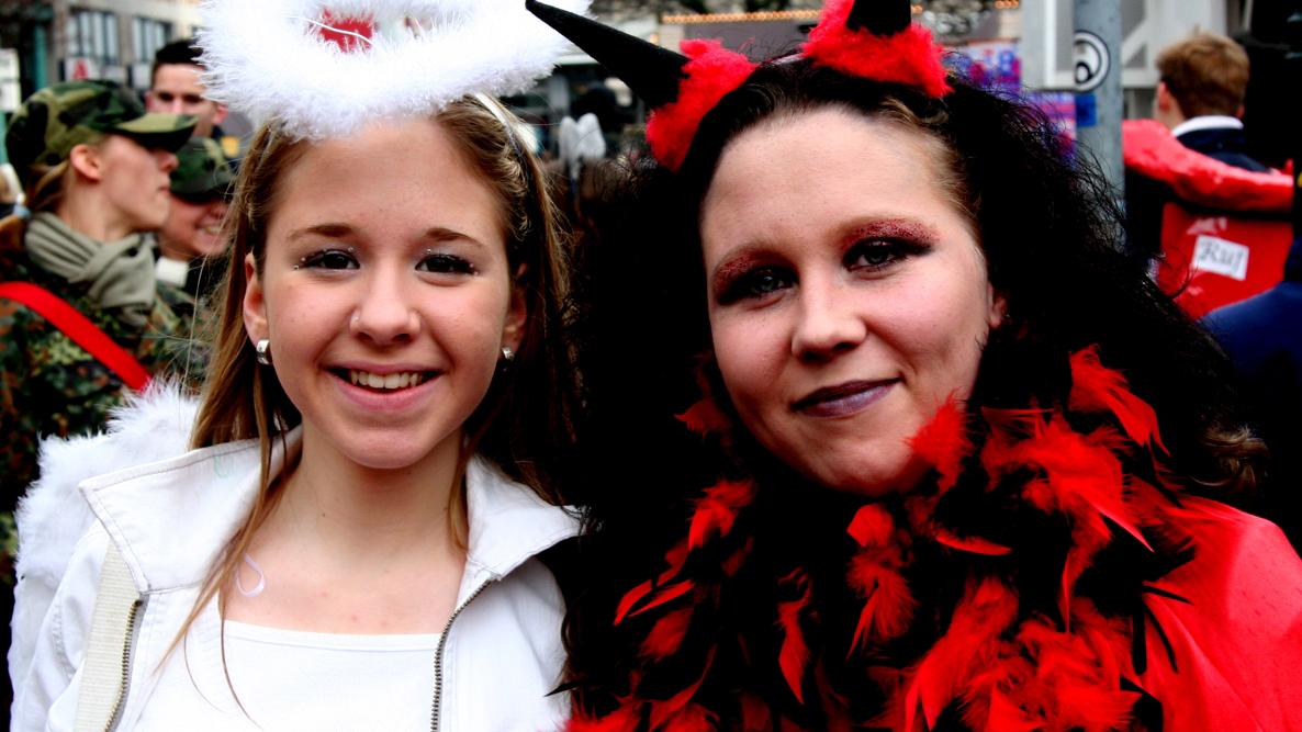 zwei junge Damen feiern verkleidet Karneval