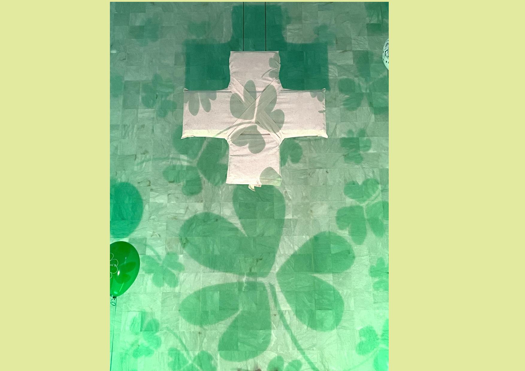 Altarbild St. Patrick Mass, zur Dreifaltigkeit mit Kreuz, Altar und dreiblättrigen Kleeblatt