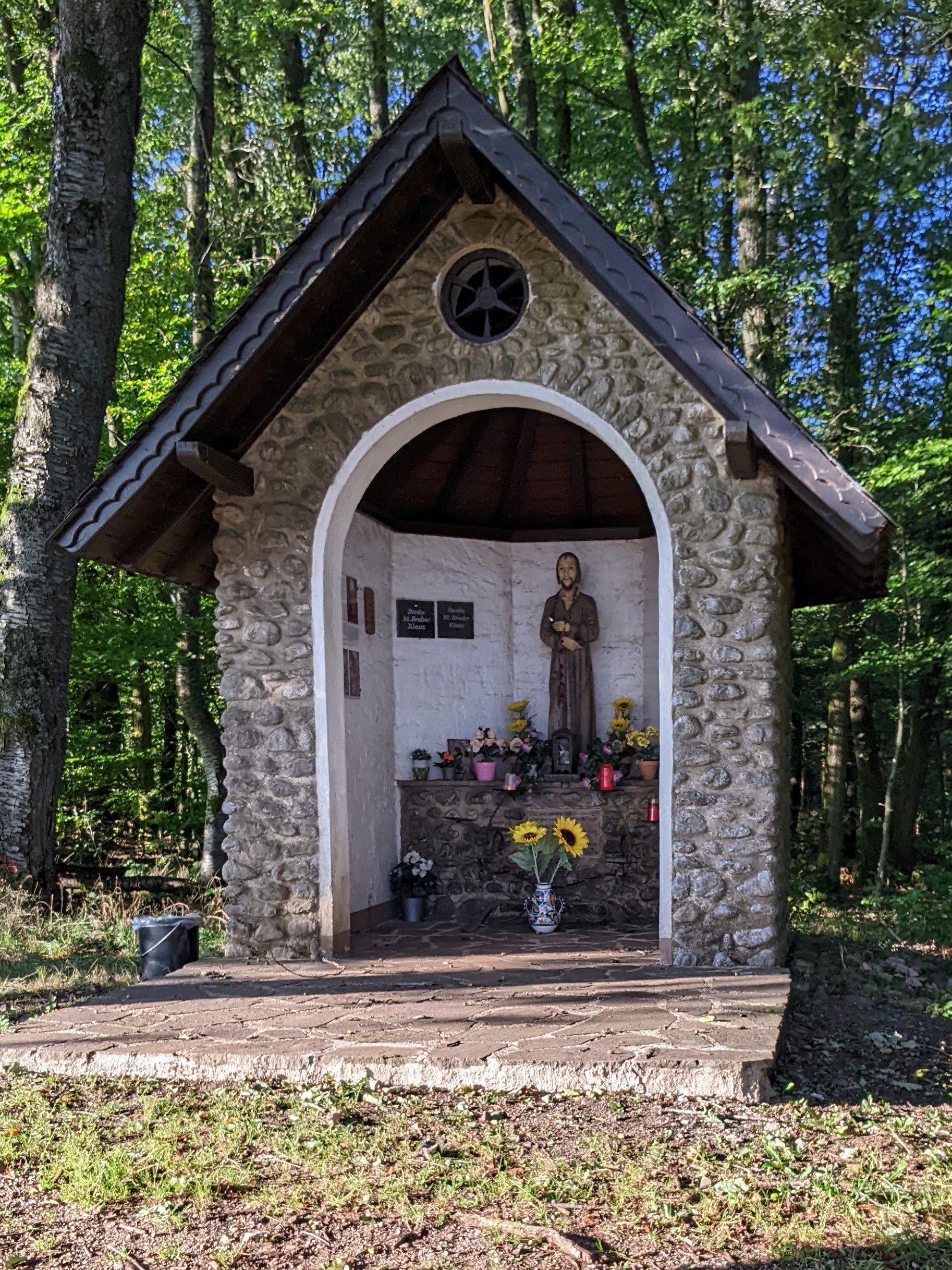 Bruder-Klaus-Kapelle mit Weg - Kopie