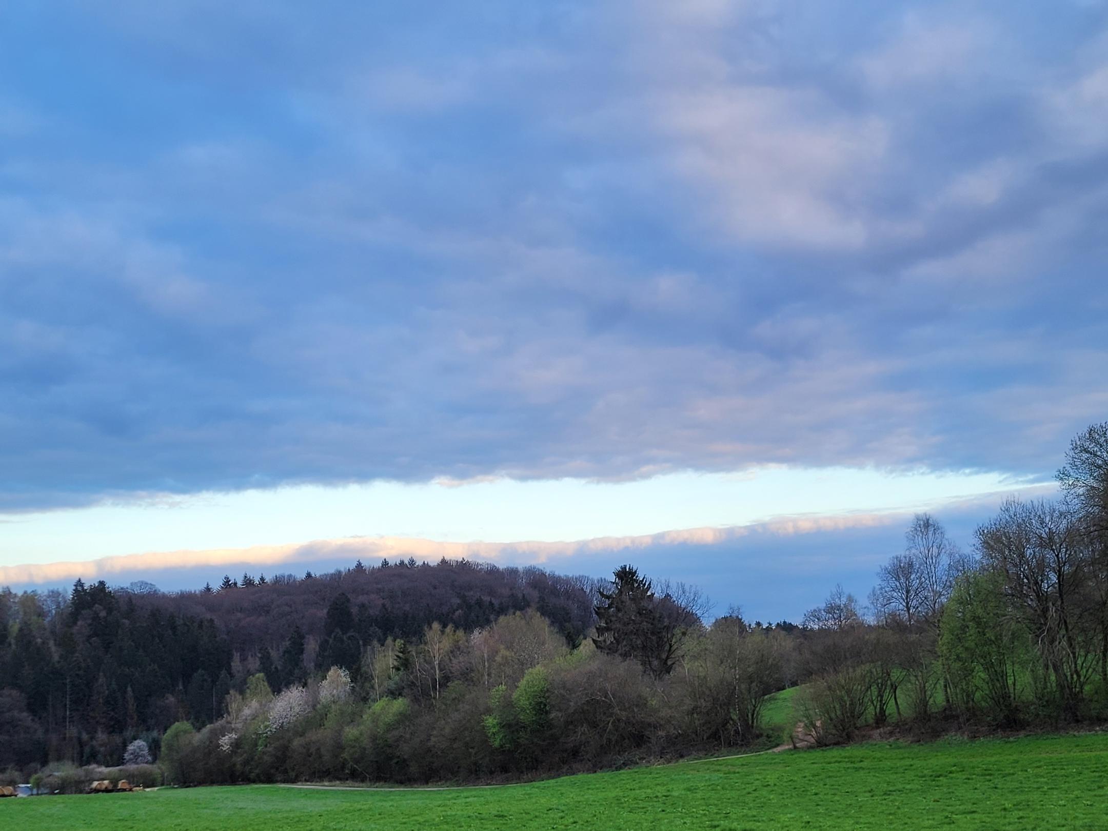 weite Landschaft mit Morgendämmerung