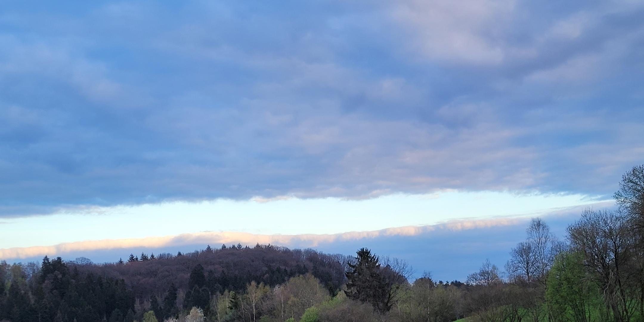 weite Landschaft mit Morgendämmerung