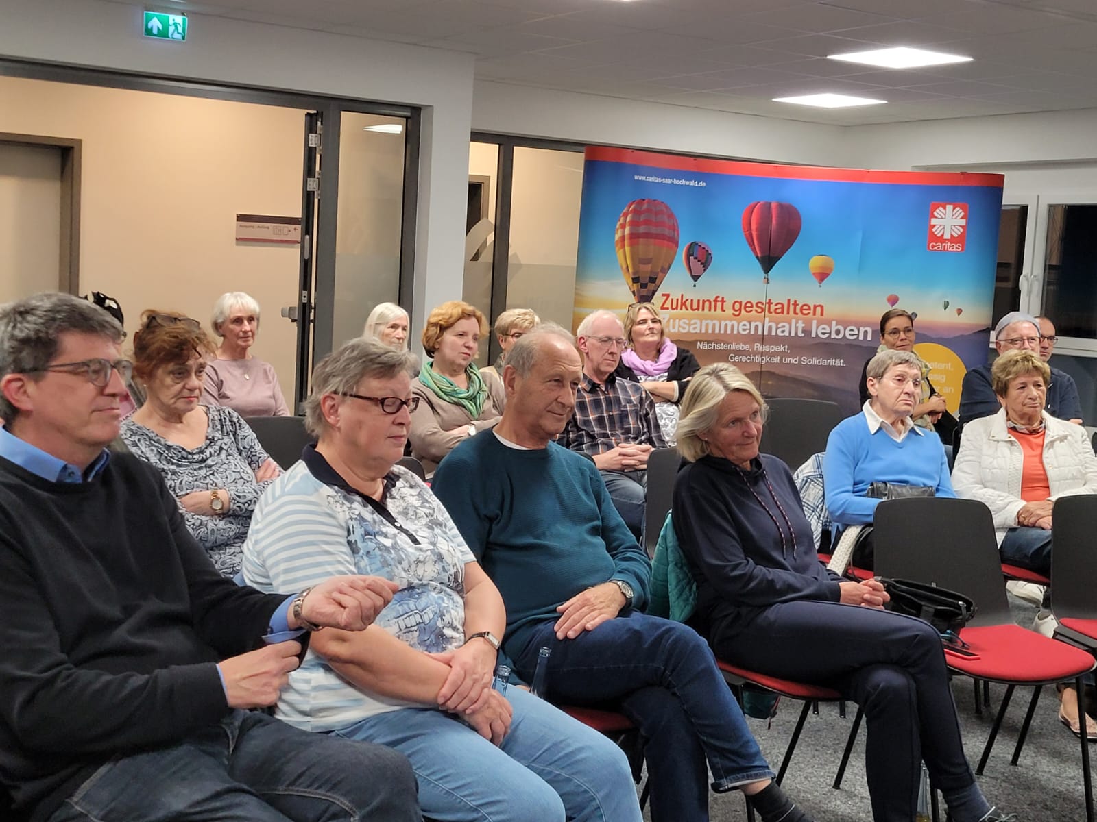 Zuhörer*innen beim Hospizgespräch in Merzig