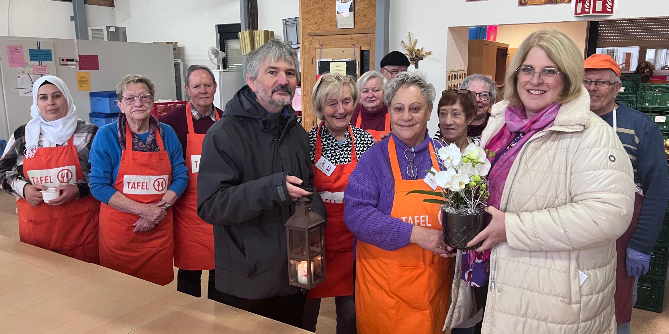 Eine Abordnung des Pastoralen Raumes überbringen Blumen und das Licht von Bethlehem in die Waderner Tafel