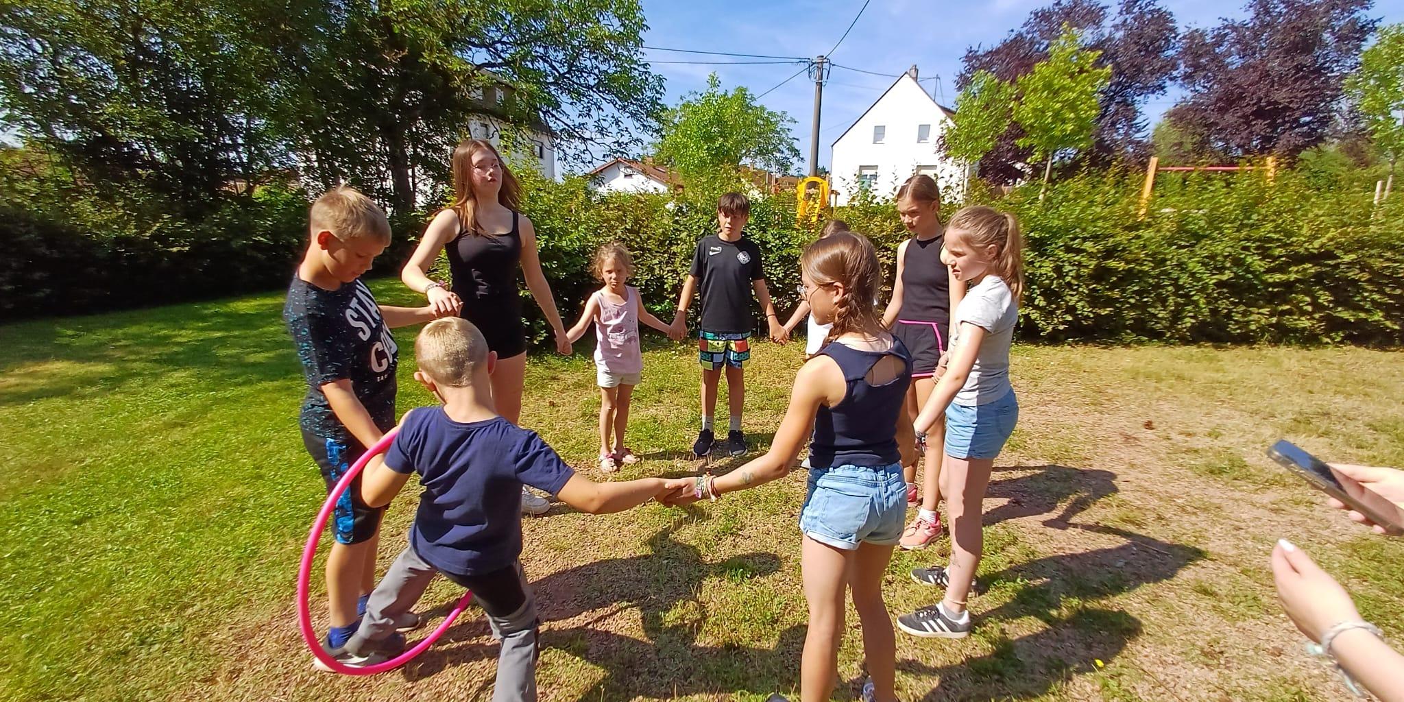 Kinder spielen im Kreis