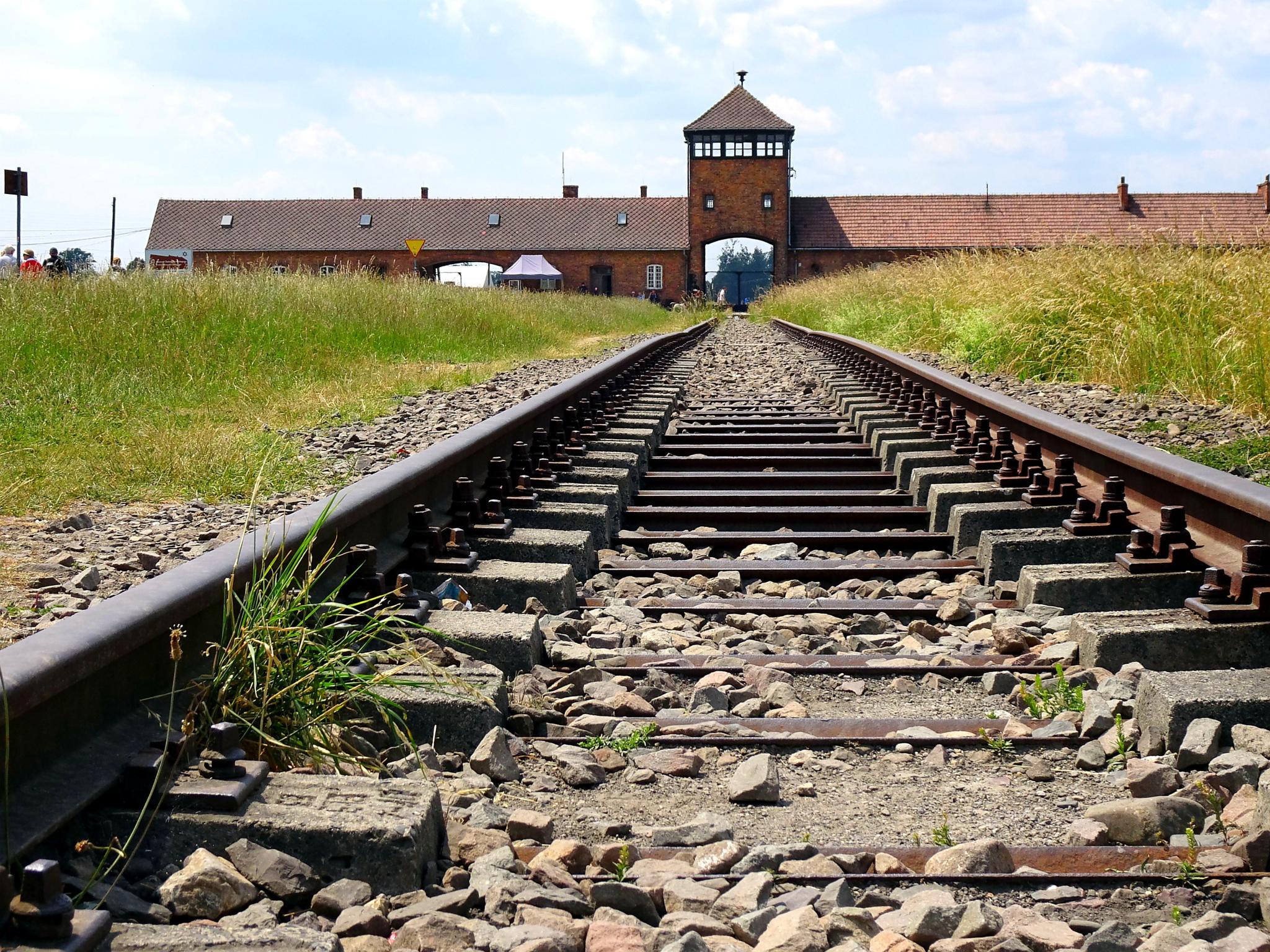 Einfahrtsgebaeude-torhaus-2-auschwitz-birkenau mit Schienen