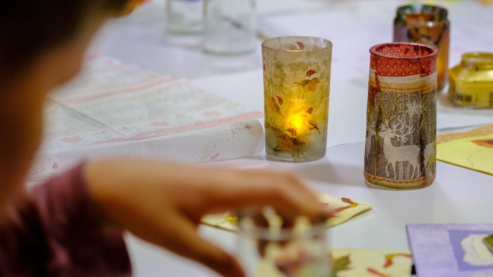 Ein Kind malt eine Tischleuchte an