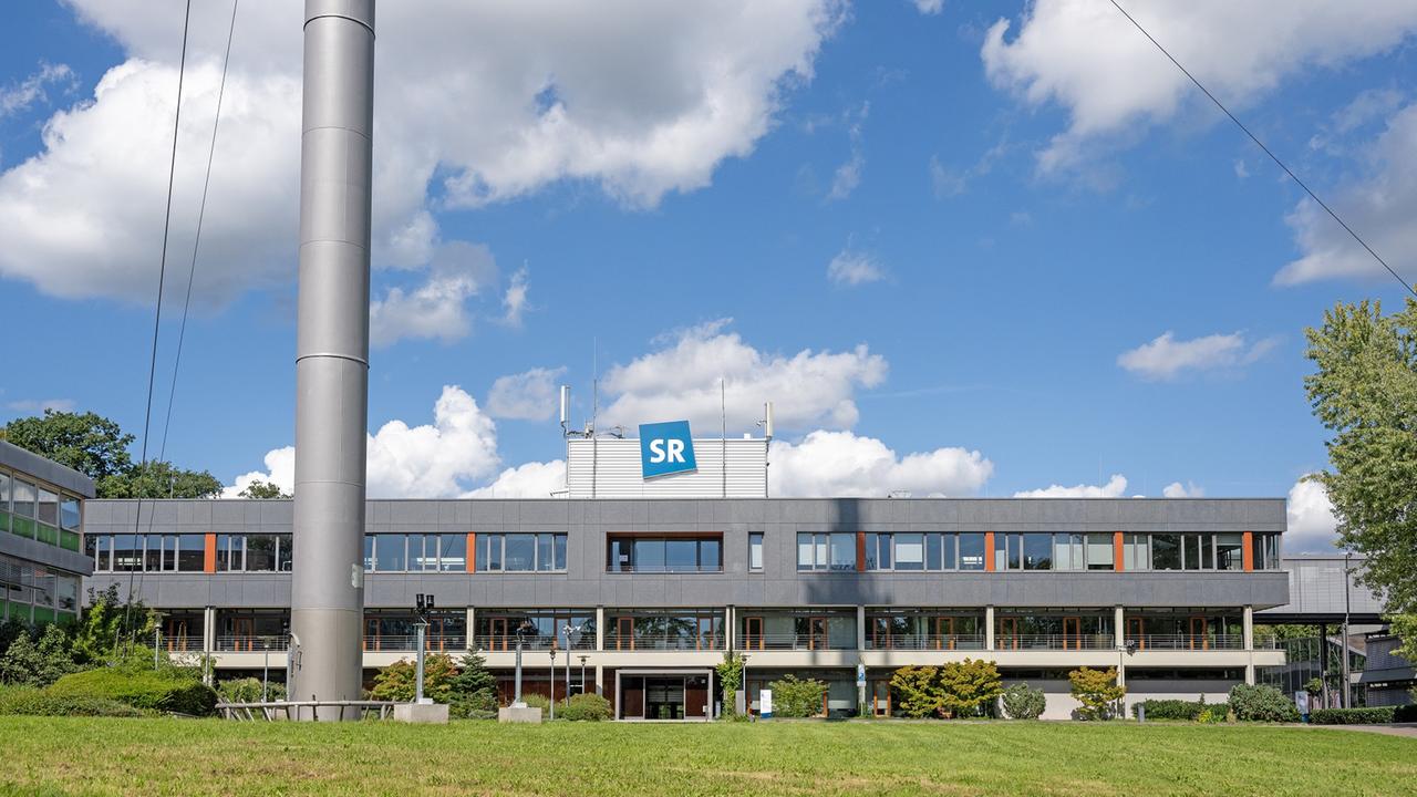 Gebäude mit dem Logo von dem Saarländischen Rundfunk